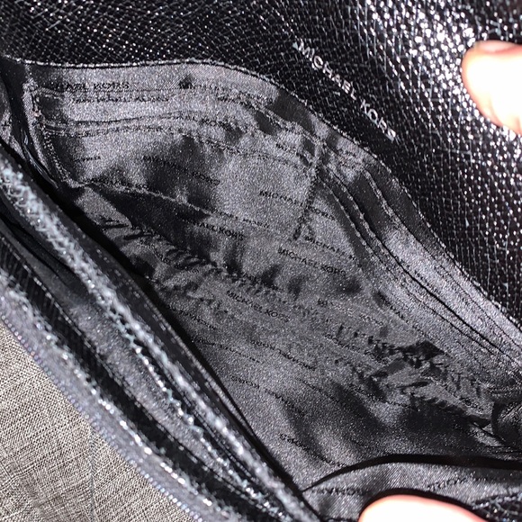 **SOLD*** Michael Kors Daniella Snake Scale Print Silver Chain Crossbody - Picture 14 of 17